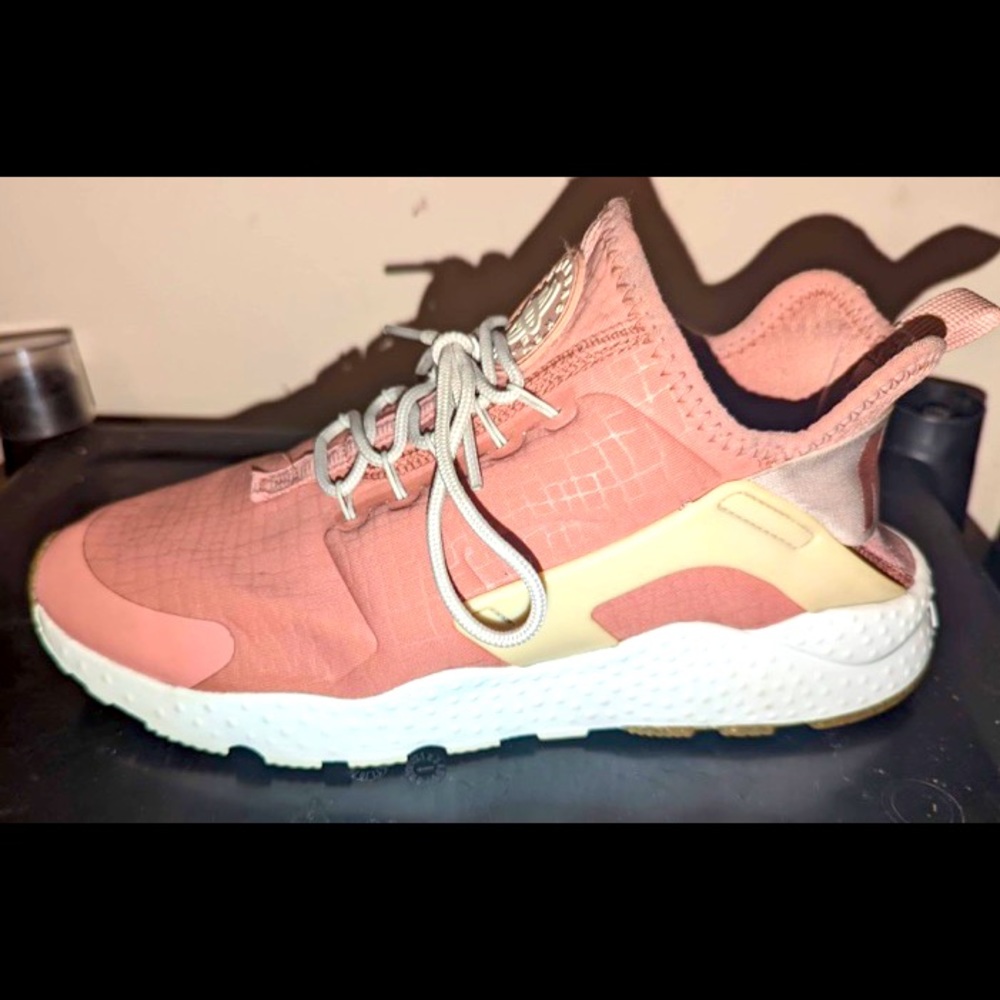 Women’s Nike huaraches pink